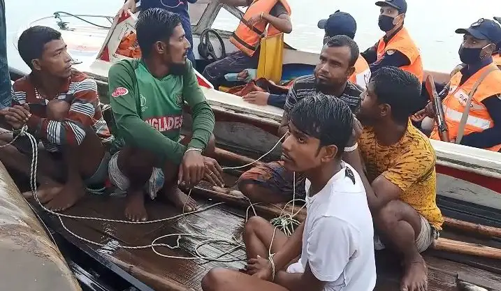 ইলিশ ধরার সময় জেলেদের আটক করে পুলিশ, নিষেধাজ্ঞা অমান্য. Channel i News - চ্যানেল আই নিউজ