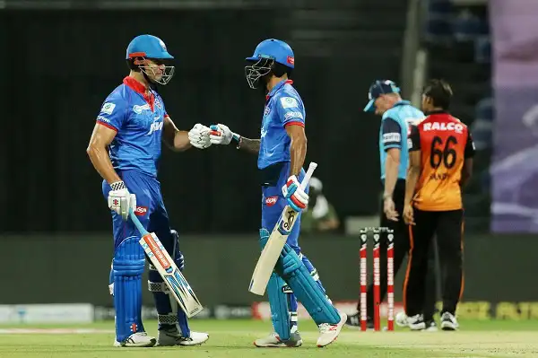 দুই ক্রিকেটার একে অপরকে শুভেচ্ছা জানাচ্ছেন মাঠে. Channel i News - চ্যানেল আই নিউজ
