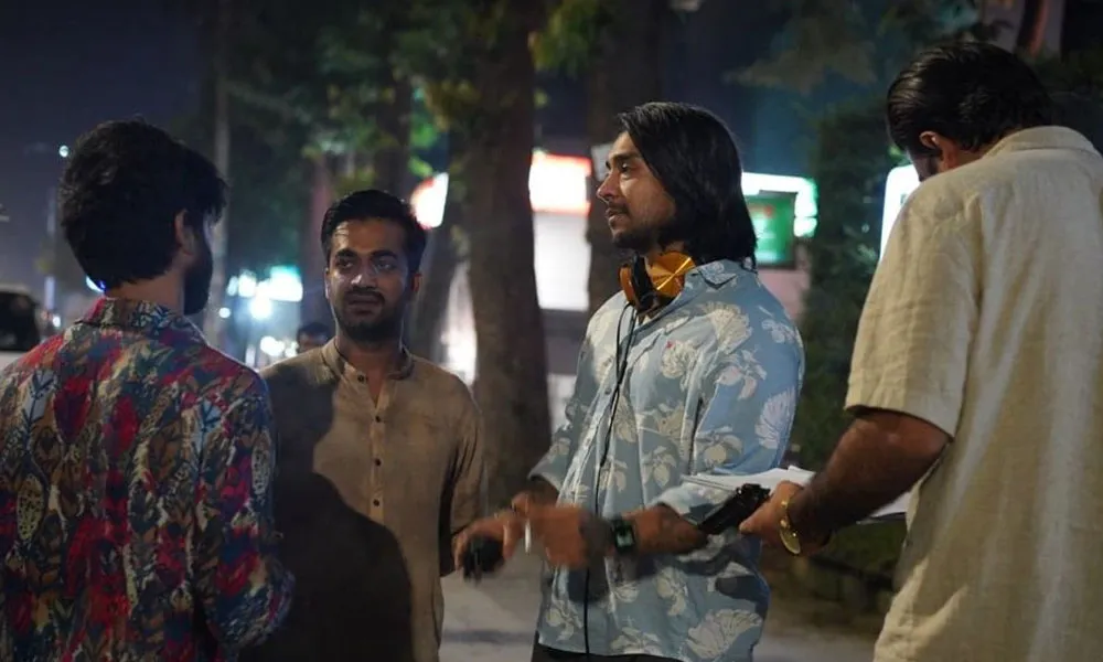 বাংলাদেশের বিভিন্ন পেশার মানুষ রাতের শহরে আলোচনা করছে. Channel i News - চ্যানেল আই নিউজ