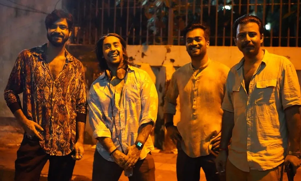 চারজন বন্ধু হাস্যোজ্জ্বল মুখে একসাথে দাঁড়িয়ে আছেন. Channel i News - চ্যানেল আই নিউজ