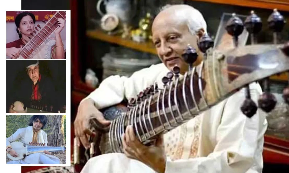 বয়স্ক সংগীতজ্ঞ মোবারক হোসেন খান গিটার বাজাচ্ছেন. Channel i News - চ্যানেল আই নিউজ