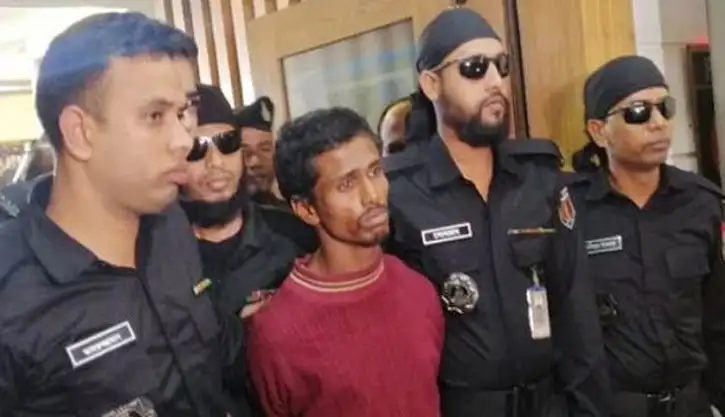 ধর্ষণ মামলার আসামি আদালত কক্ষে পুলিশ ও আইনজীবীদের সঙ্গে. Channel i News - চ্যানেল আই নিউজ