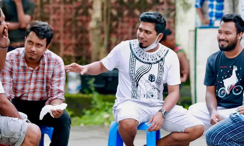 নির্মাতা পলাশ ভাই ও অভিনেতা বন্ধুদের সাথে আলোচনা করছেন. Channel i News - চ্যানেল আই নিউজ