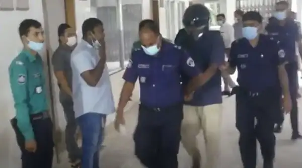 নিরাপত্তা বাহিনী ও সাধারণ মানুষ বিমানবন্দরে অবস্থান করছে।. Channel i News - চ্যানেল আই নিউজ