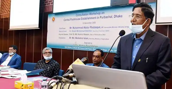 প্রধান অতিথি বক্তব্য দিচ্ছেন, প্যানেল ও দর্শকরা উপস্থিত. Channel i News - চ্যানেল আই নিউজ