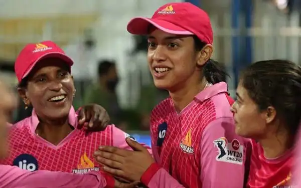বাংলাদেশ নারী ক্রিকেট দলের খেলোয়াড় সালমা হাসান মাঠে হাসিমুখে কথা বলছেন. Channel i News - চ্যানেল আই নিউজ
