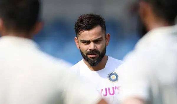 ভারতীয় ক্রিকেটার বিরাট কোহলি দলের সঙ্গে আলোচনা করছেন. Channel i News - চ্যানেল আই নিউজ