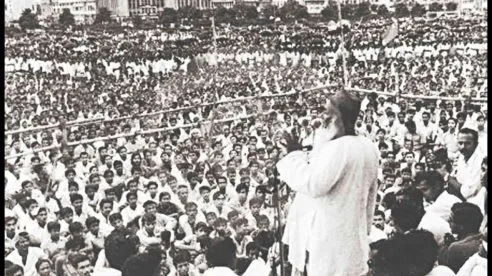 বৃহৎ জনসমাগমের সামনে ফকির মজনু শাহ বক্তৃতা দিচ্ছেন. Channel i News - চ্যানেল আই নিউজ