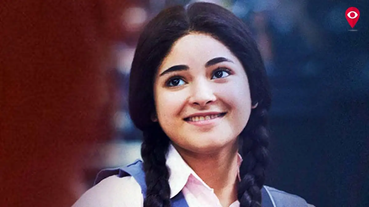 একজন হাস্যোজ্জ্বল স্কুলছাত্রী, পলকা পোশাক ও ব্রেইজের সাথে. Channel i News - চ্যানেল আই নিউজ