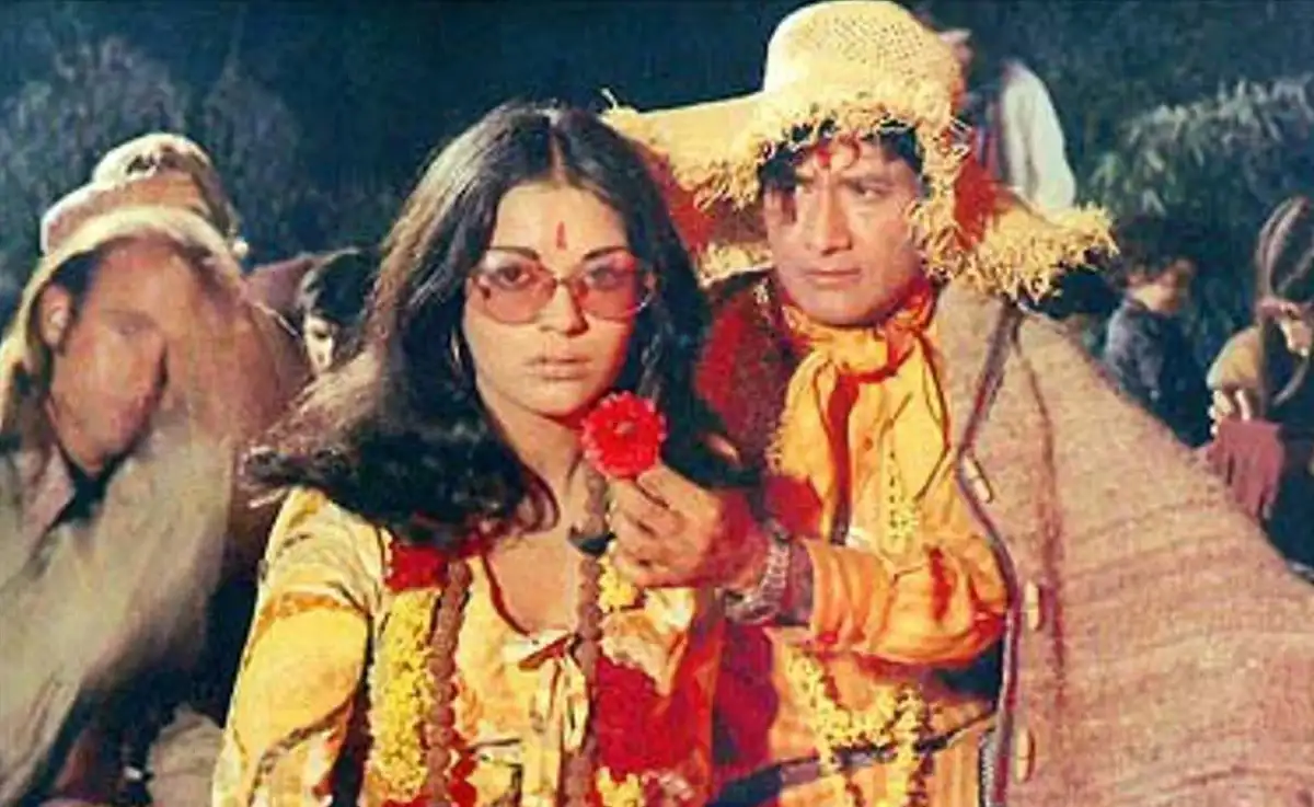 Classic Bengali film scene with actors in colorful traditional costumes. Channel i News - চ্যানেল আই নিউজ