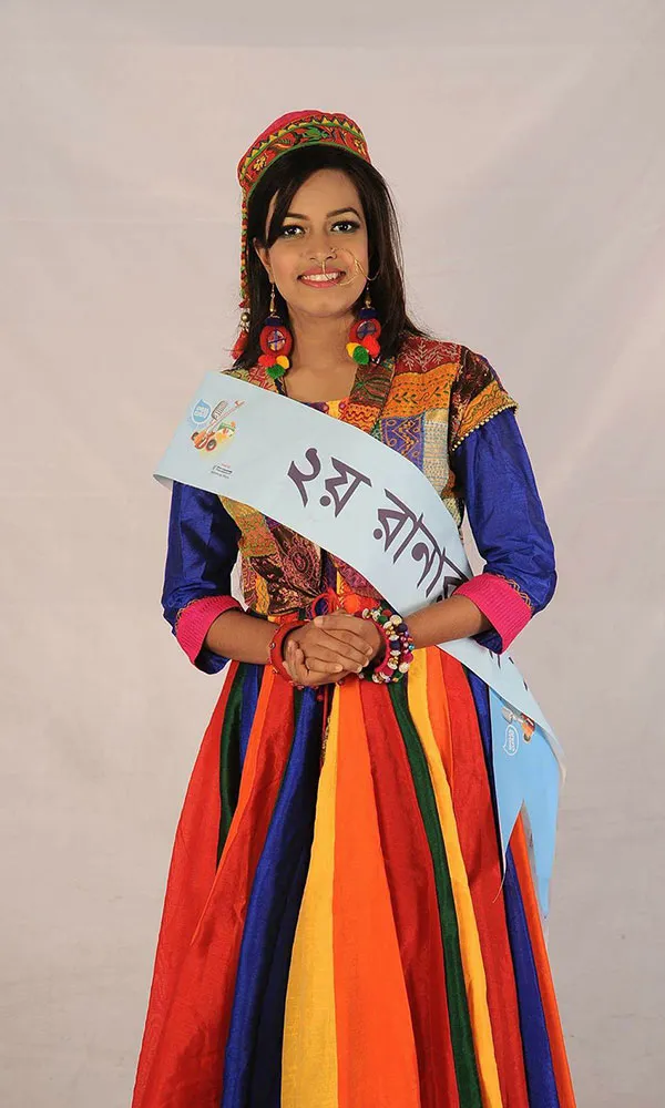 বাংলাদেশের ঐতিহ্যবাহী পোশাক পরা অংকের ফোক গানের প্রতিযোগী. Channel i News - চ্যানেল আই নিউজ