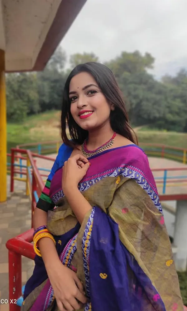 বাংলাদেশি নারীর ঐতিহ্যবাহী পোশাক পরিহিত সুন্দরী নারী. Channel i News - চ্যানেল আই নিউজ