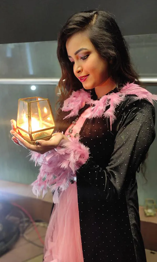 বাংলাদেশি নারী সাংস্কৃতিক অনুষ্ঠানে সুন্দর পোশাক পরা. Channel i News - চ্যানেল আই নিউজ