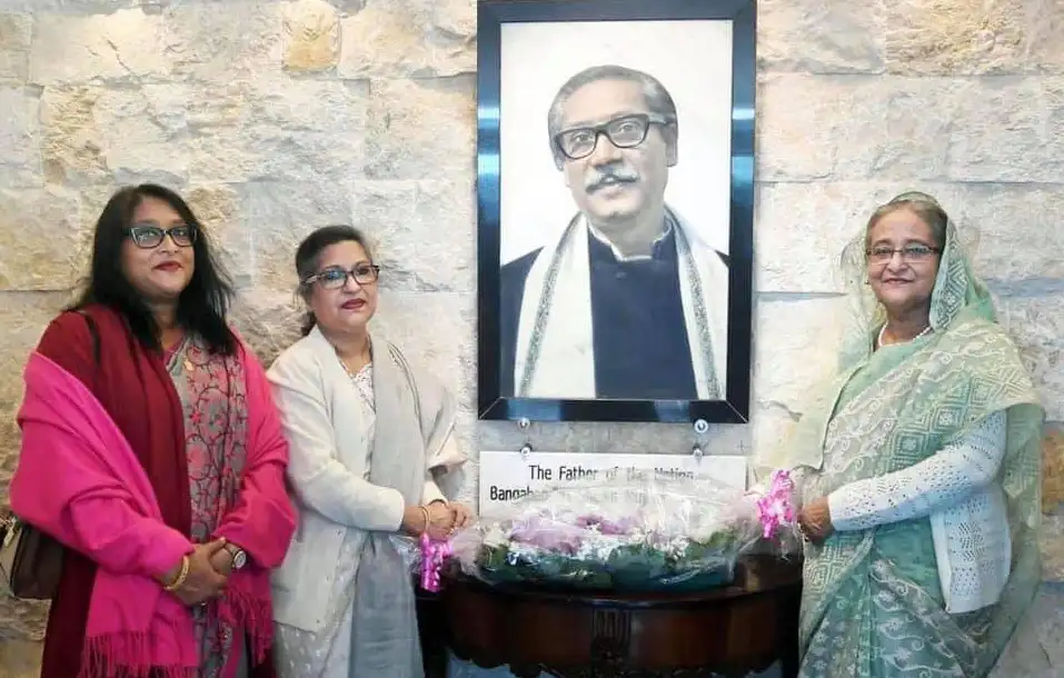 বঙ্গবন্ধুর ছবি স্মরণে তিন নারী শ্রদ্ধা নিবেদন করছেন. Channel i News - চ্যানেল আই নিউজ