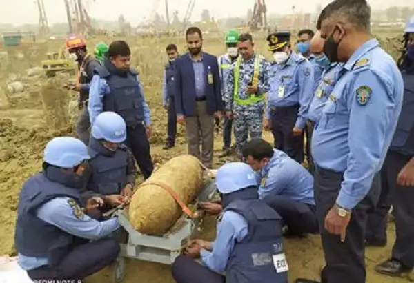 বিমানবন্দর থেকে বোমা সদৃশ্য বস্তু উদ্ধার, নিরাপত্তা বাহিনী তদন্তে. Channel i News - চ্যানেল আই নিউজ