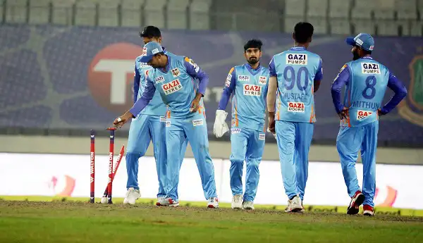 চট্টগ্রাম ক্রিকেট দল মাঠে প্রস্তুত, খেলায় মনোযোগী. Channel i News - চ্যানেল আই নিউজ