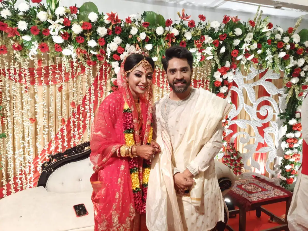 বিবাহের অনুষ্ঠানে নবদম্পতি, ফুলের সাজে সজ্জিত. Channel i News - চ্যানেল আই নিউজ