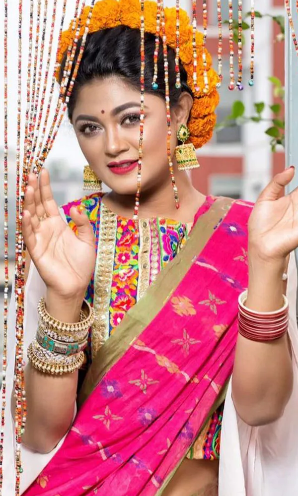 বাইরে বসে গিটার বাজাচ্ছেন যুবক, শান্ত পরিবেশে ধ্যানমগ্ন. Channel i News - চ্যানেল আই নিউজ