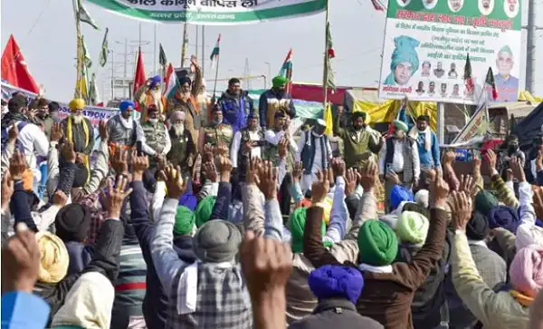 প্রদর্শনীতে কৃষক আন্দোলনের সমর্থকরা রাস্তায় প্রতিবাদ জানাচ্ছেন।. Channel i News - চ্যানেল আই নিউজ
