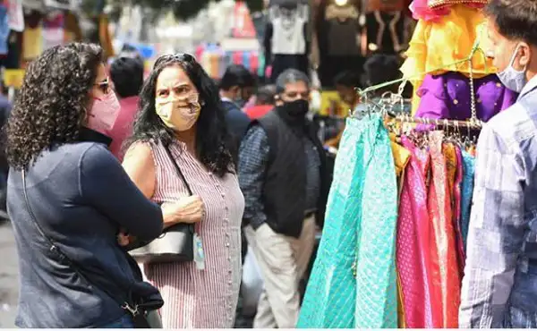 বাজারে মাস্ক পরা ক্রেতাদের সঙ্গে বিক্রেতাদের আলোচনা. Channel i News - চ্যানেল আই নিউজ