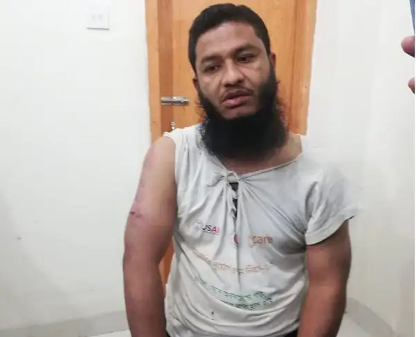 অপহৃত স্বেচ্ছাসেবককে হাসপাতালে চিকিৎসাধীন অবস্থায় দেখানো হচ্ছে. Channel i News - চ্যানেল আই নিউজ