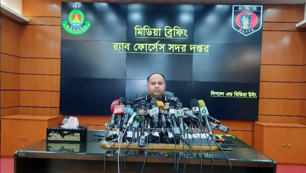 র‍্যাবের মিডিয়া ব্রিফিংয়ে একজন কর্মকর্তা বক্তব্য দিচ্ছেন. Channel i News - চ্যানেল আই নিউজ