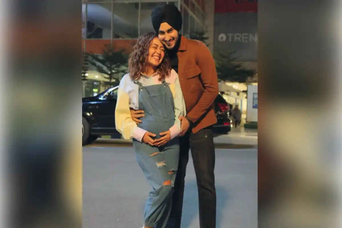 একজন নারী ও একজন পুরুষ হাসিমুখে একসঙ্গে দাঁড়িয়ে আছেন. Channel i News - চ্যানেল আই নিউজ