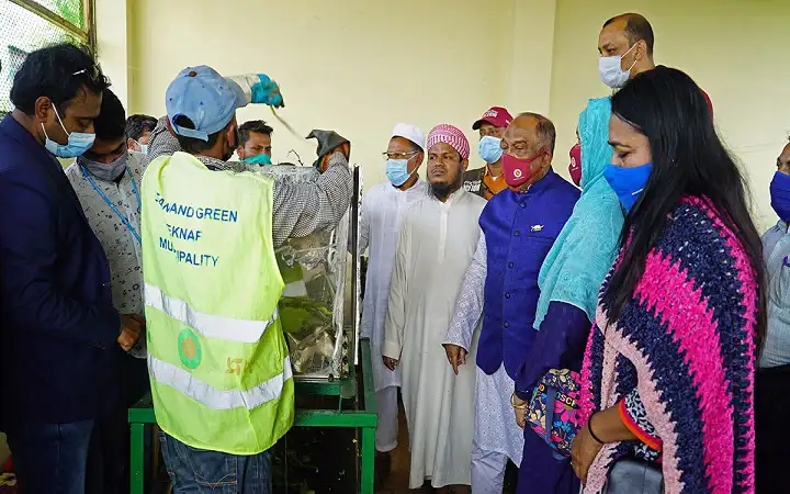 টেকনাফে আবর্জনা থেকে জৈব সার তৈরির প্রক্রিয়া দেখছেন অতিথিরা।. Channel i News - চ্যানেল আই নিউজ