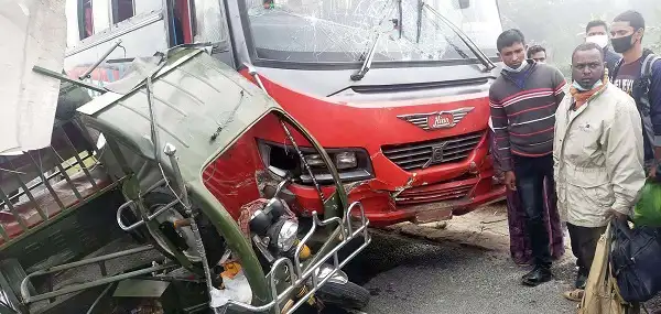 টাঙ্গাইলে বাস-অটোরিক্সা সংঘর্ষে আহত ও নিহতের ছবি. Channel i News - চ্যানেল আই নিউজ