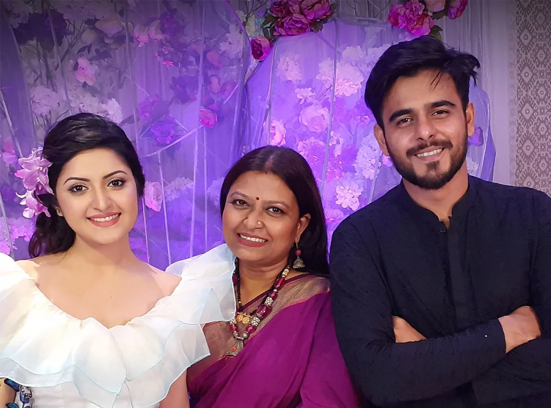 বাংলাদেশের তিনজন মানুষ হাসিমুখে ছবি তুলেছেন, উৎসবমুখর পরিবেশে. Channel i News - চ্যানেল আই নিউজ