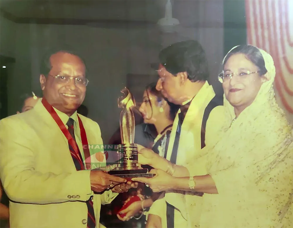 চ্যানেল আই অনলাইন সংবাদপত্রের জন্য সারেং বউ এর চিত্রসম্পাদক মিন্টু পুরস্কার গ্রহণ করছেন. Channel i News - চ্যানেল আই নিউজ