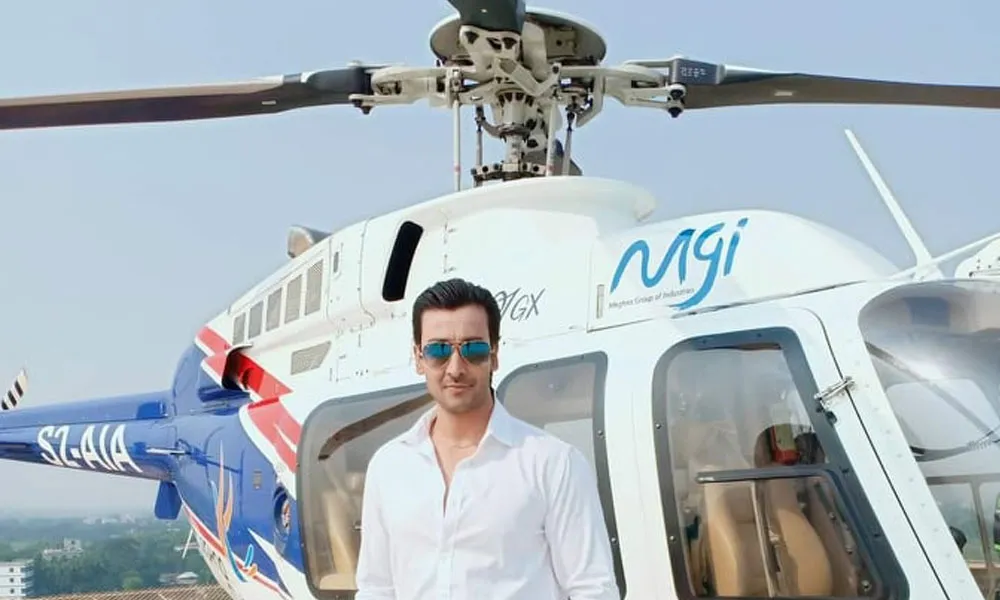 হেলিকপ্টার সামনে দাঁড়িয়ে মুগ্ধ আসিফের ছবি. Channel i News - চ্যানেল আই নিউজ