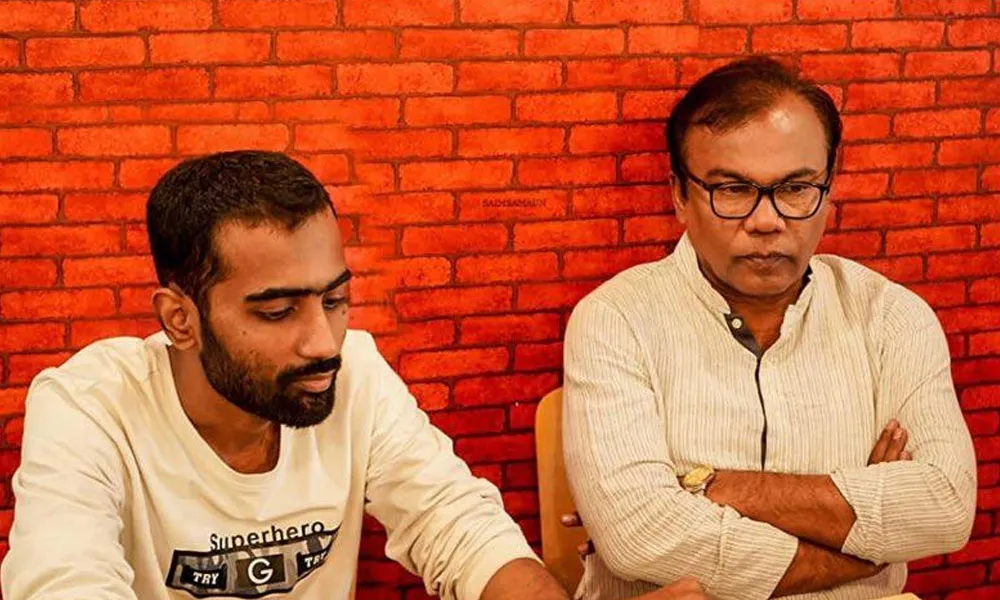 দুই ব্যক্তি ব্লাইন্ড রোডের বিষয়ে আলোচনা করছেন. Channel i News - চ্যানেল আই নিউজ