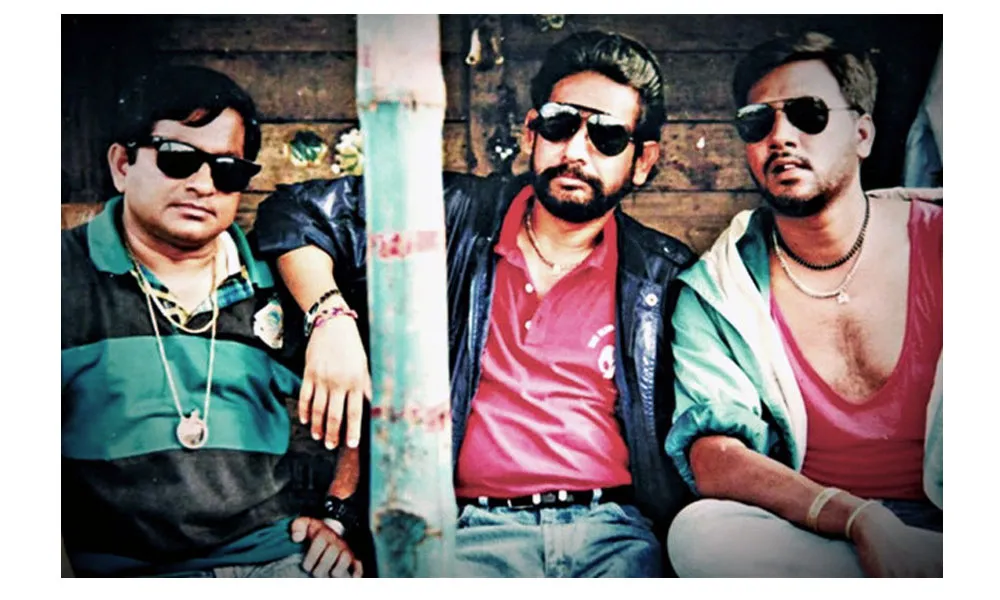 তিন যুবক sunglasses পরা, casual পোশাক, শহুরে পরিবেশে ছবি. Channel i News - চ্যানেল আই নিউজ
