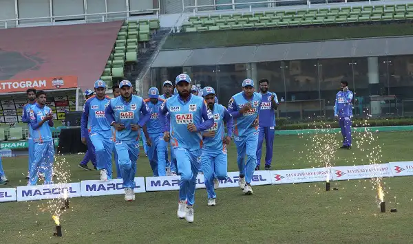 বাংলাদেশ ক্রিকেট দল মাঠে উল্লাসে, জয় উদযাপন করছে. Channel i News - চ্যানেল আই নিউজ