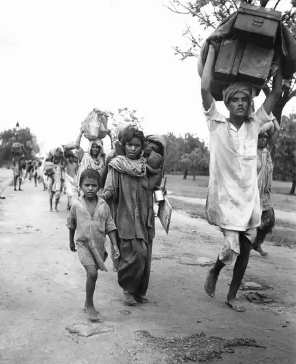 দুর্দশাগ্রস্ত শিশু ও পরিবার রাস্তায় চলাচল করছে. Channel i News - চ্যানেল আই নিউজ