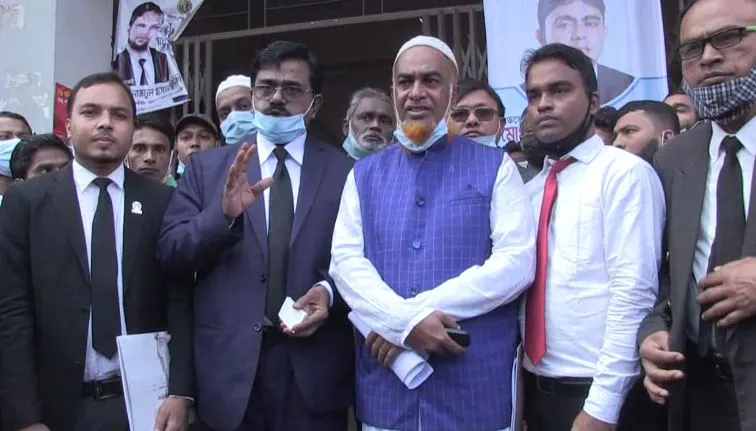 প্রতিবাদী সমাবেশে আল্লামা শফীর ছবি সহ নেতৃবৃন্দ. Channel i News - চ্যানেল আই নিউজ