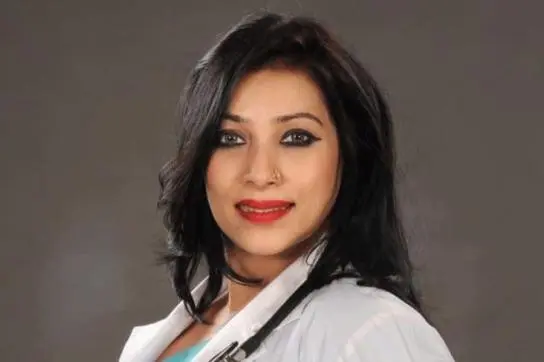 বাংলাদেশের একজন নারী চিকিৎসক হাসিমুখে পোজ দিচ্ছেন।. Channel i News - চ্যানেল আই নিউজ