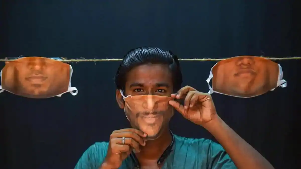 নতুন মুখের হাসি দেখাচ্ছেন একজন তরুণ ব্যক্তি, পেছনে মুখের ছবি ঝুলছে. Channel i News - চ্যানেল আই নিউজ