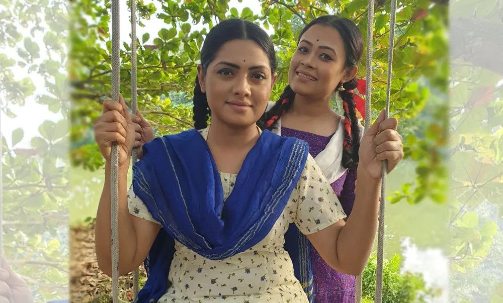 দুই বোনের নাটকের দৃশ্য, একে অপরের পাশে দাঁড়িয়ে হাসছে. Channel i News - চ্যানেল আই নিউজ