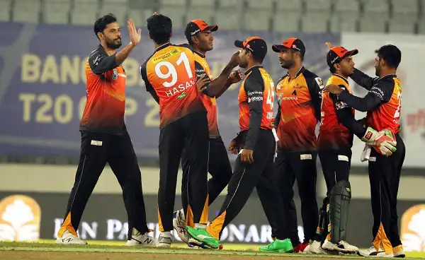 চট্টগ্রাম ক্রিকেট দলের খেলোয়াড়রা উল্লাসে মেতে উঠেছে।. Channel i News - চ্যানেল আই নিউজ
