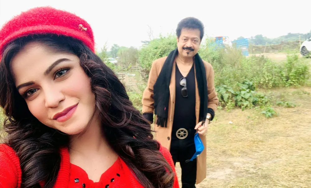সেলফি তোলা নারী ও পুরুষের ছবি, প্রাকৃতিক পরিবেশে. Channel i News - চ্যানেল আই নিউজ