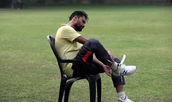 ক্রিকেটার মাশরাফি বসে আছেন মাঠে, পা বাঁধা ও ব্যথিত মুখে. Channel i News - চ্যানেল আই নিউজ