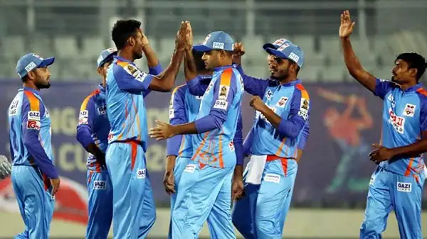 বাংলাদেশ ক্রিকেট দলের খেলোয়াড়রা মাঠে একসঙ্গে উদযাপন করছে. Channel i News - চ্যানেল আই নিউজ