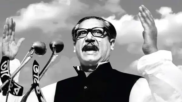 বঙ্গবন্ধু শেখ মুজিবুর রহমান ভাষণ দিচ্ছেন, জনসমাগমের সামনে. Channel i News - চ্যানেল আই নিউজ