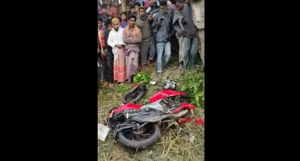 দুমড়ে মুচড়ে যাওয়া মোটরসাইকেলের পাশে তিন যুবকের লাশ