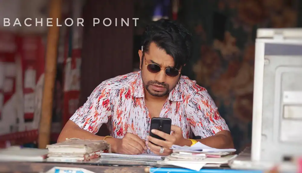 ব্যাচেলর পয়েন্টে বসে মোবাইল ব্যবহার করছেন জাকির. Channel i News - চ্যানেল আই নিউজ