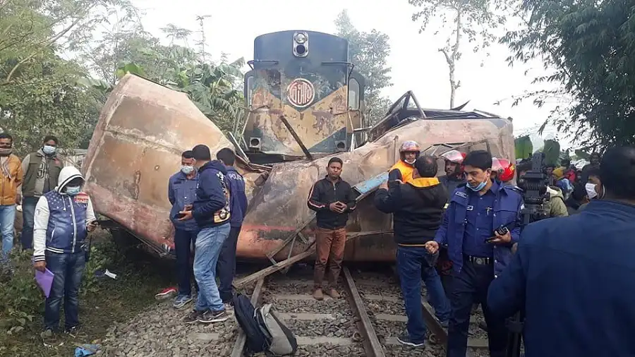 জয়পুরহাটে বাস ও ট্রেনের সংঘর্ষের পর উদ্ধার কাজ চলছে. Channel i News - চ্যানেল আই নিউজ