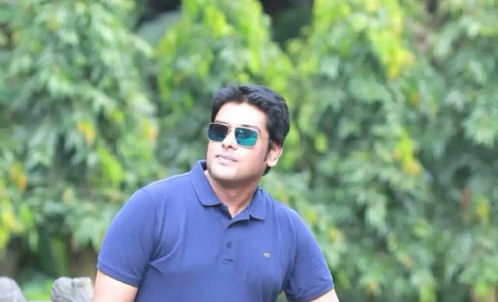 ফয়সাল রাব্বিকীনের ছবি, তিনি সানগ্লাস পরা, সবুজ প্রকৃতির পেছনে. Channel i News - চ্যানেল আই নিউজ