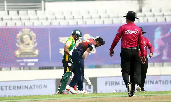 ক্রিকেটার রাহি মাঠে আহত, চিকিৎসা নিচ্ছেন, ম্যাচ চলমান. Channel i News - চ্যানেল আই নিউজ